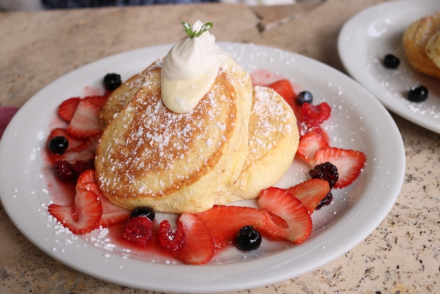 フルーツやヨーグルトをそえたグルテンフリーパンケーキ